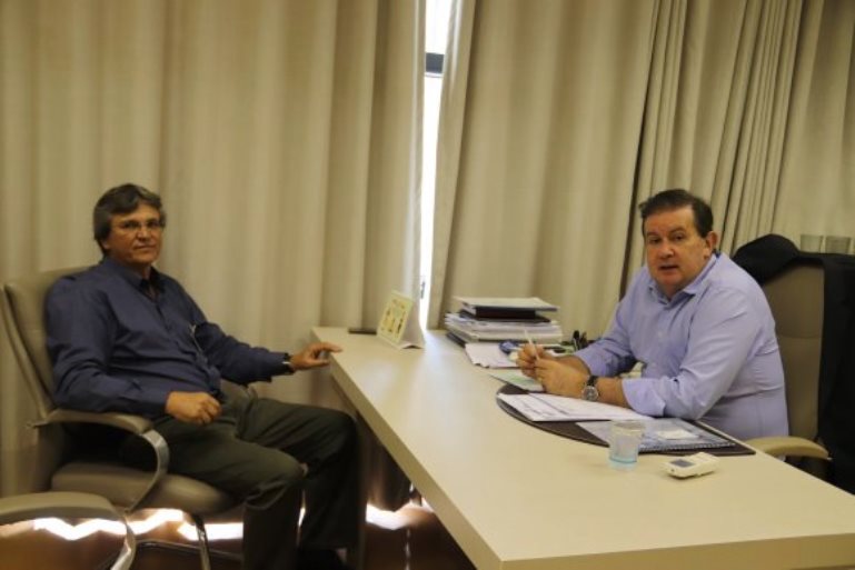 Deputado Eduardo Rocha, em reunião com Antônio de Pádua, prefeito de Brasilândia. - Divulgação