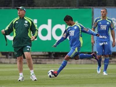 Felipão ensaia jogadas com Ricardo Bueno e Fernandão - Felipão ensaia jogadas com Ricardo Bueno e Fernandão -