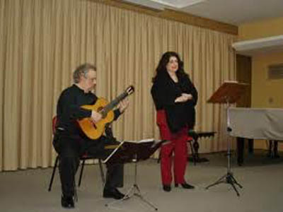 Uma das mais importantes cantoras líricas brasileiras, Adélia Issa freqüentou a Manhattan School of Music, em Nova York -