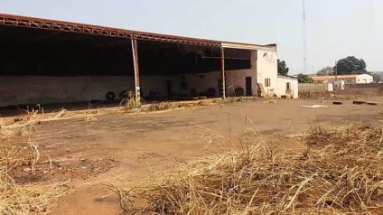 Barracão está sendo como ponto de consumo de dorgas por usuários - Alex Santos/JPNEWS