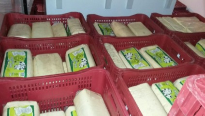 Caixas com o produto vencido foram apreendidas por policiais rodoviários - Divulgação/PRF