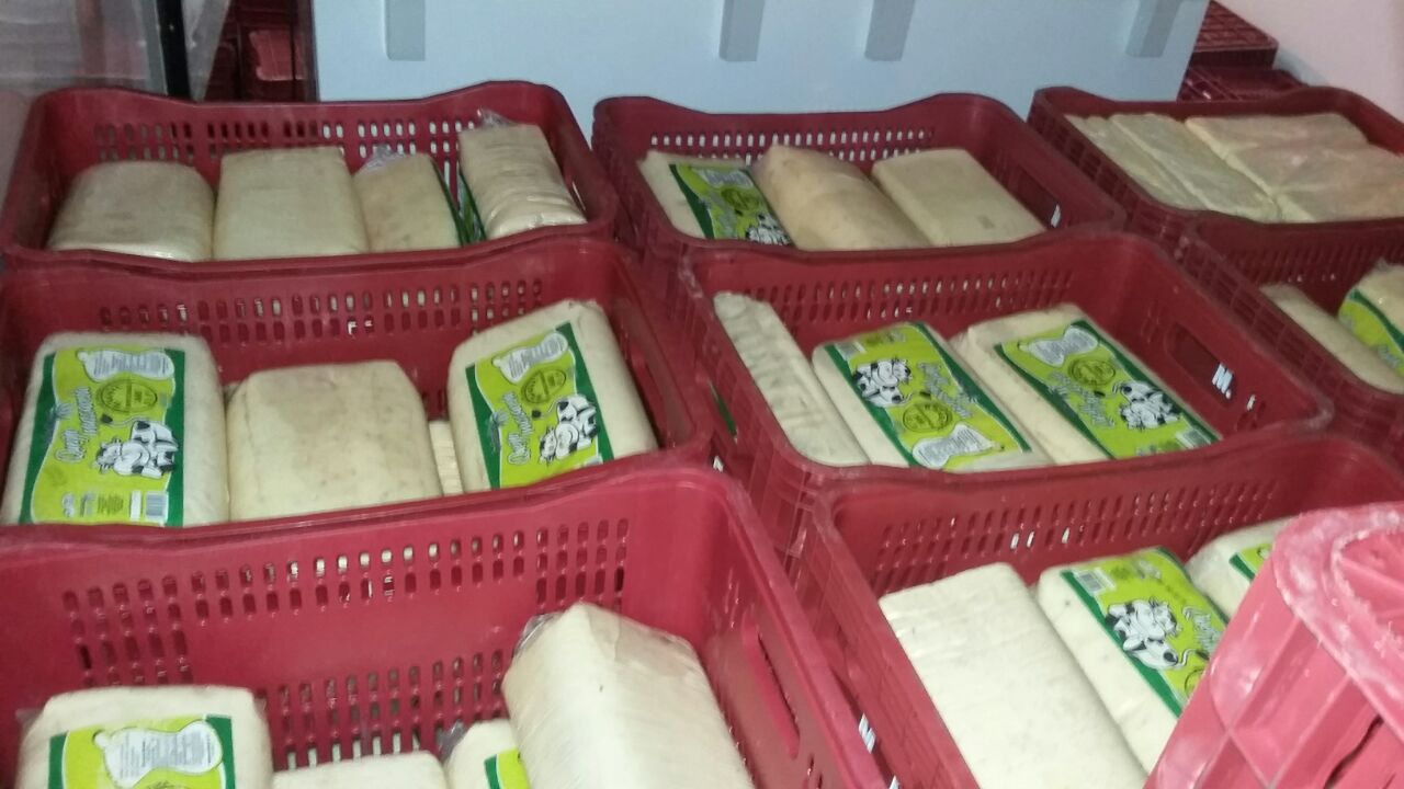 Caixas com o produto vencido foram apreendidas por policiais rodoviários - Divulgação/PRF