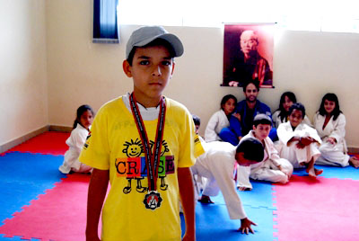 Matheus com a medalha de prata, ao fundo o técnico Gleyson e o resto da ?turma? -