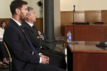 O jogador argentino do Barcelona Leonel Messi e seu pai Jorge Horacio Messi, durante uma audiência em tribunal espanhol, no dia 2 de junho - Alberto Estevez/Pool/Agência Lusa