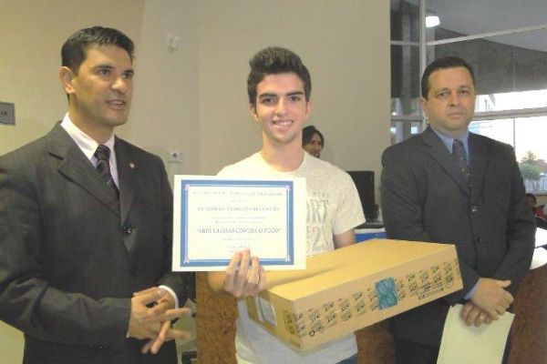 Promotor e delegado entregam premiação - Promotor e delegado entregam premiação -