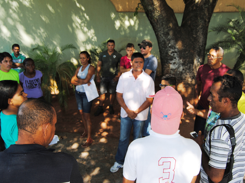 Trabalhadores protestaram, ontem, em frente ao Fórum Trabalhista Stenio Congro - Elias Dias/JP