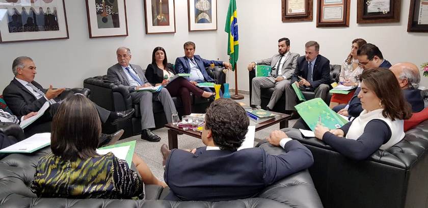 Reinaldo Azambuja (à esq.), durante reunião com parlamentares do Mato Grosso do Sul. - Márcia Paravizzi/CBN