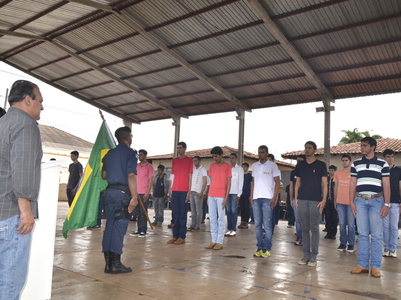 Cerimônia cívico-militar aconteceu na Escola Estadual José Garcia Leal - Divulgação