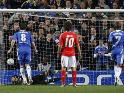 Lampard abriu o placar para o Chelsea contra o Benfica, nas quartas de final da Liga dos Campeões -