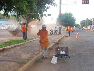 Existe um cronograma de limpeza criado há seis anos que orienta a limpeza urbana do município -