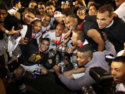 Santos se igualou ao São Paulo com o tricampeonato da Libertadores - Santos se igualou ao São Paulo com o tricampeonato da Libertadores -