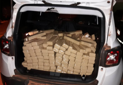 Droga estava no porta-malas do veículo, dividida em tabletetes - Divulgação