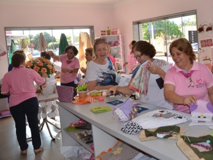 Bazar “Cantinho do amor, artes e bordados” inaugurou na tarde desta terça-feira - Claudio Pereira/JP