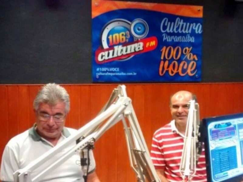 Repórter Roberto Chamorro e Vereador Andrew Robalinho nos estúdios da Rádio Cultura FM - Leonardo Guimarães - JP News