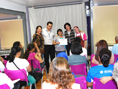 A vice-prefeita Márcia Moura recebeu das mãos da promotora de vendas da Dako a doação do fogão industrial ladeadas pela diretora de cidadania da Secretaria de Assistência Social, Sônia Lúcia; de um representante do Ponto Certo e da culinarista -