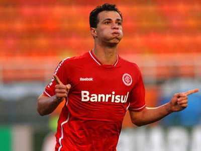 Damião, 22 anos, tem contrato com o clube gaúcho até 2016 e sua multa recisória está avaliada em 50 milhões de euros - Damião, 22 anos, tem contrato com o clube gaúcho até 2016 e sua multa recisória está avaliada em 50 milhões de euros -