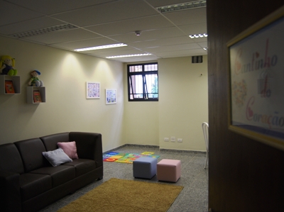 Sala onde foi instalado o ?Cantinho do Coração? conta com sofás e mesas -