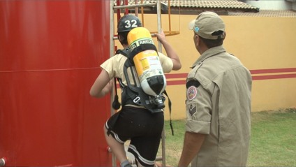 Crianças aprendem noções de segurança desenvolvidas por soldados do Corpo de Bombeiros