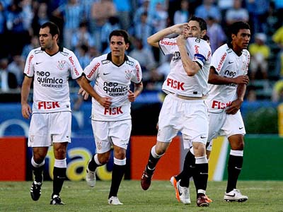 Gols foram marcados por Douglas, pelo Grêmio, e por Chicão (foto) e Liedson pelo Corinthians - Gols foram marcados por Douglas, pelo Grêmio, e por Chicão (foto) e Liedson pelo Corinthians -