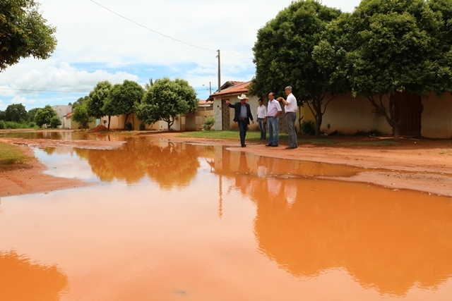 Prefeito em visita ao bairro Jardim Dourados, onde  prefeitura investe em obras de drenagem - Arquivo