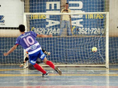 Neto bate o último pênalti e decreta a festa que veio logo depois - Neto bate o último pênalti e decreta a festa que veio logo depois -