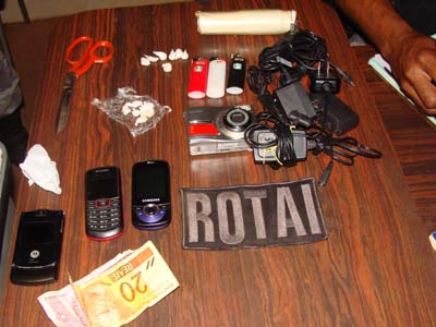 Droga e materiais apreendidos com o acusado de tráfico -