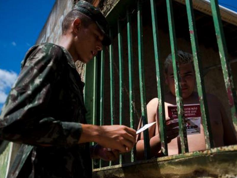 Agentes distribuem panfletos a moradores no Dia Nacional de Mobilização contra o Mosquito Aedes aegypti - Marcelo Camargo/Agência Brasil