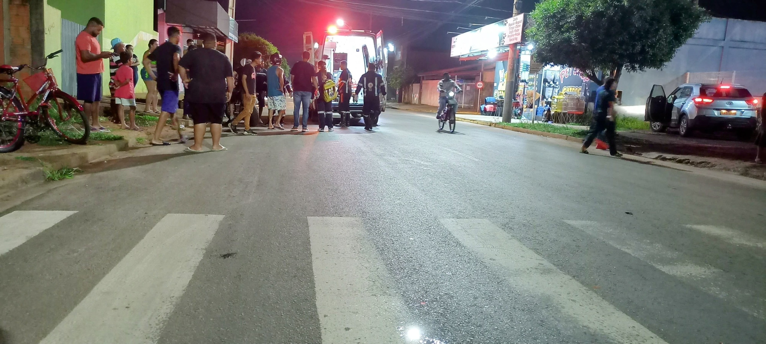 Vítima teria tentado atravessar a rua, quando acabou atropelada pela moto.