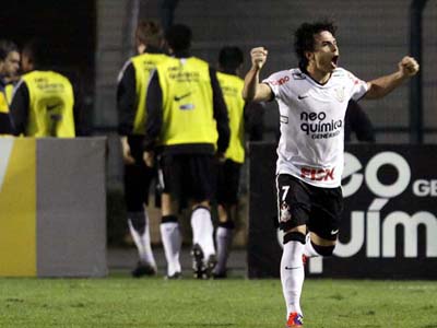 Com o gol, ele assume a artilharia do clube na competição. Chegou a cinco, ultrapassando Liedson, que tem quatro - Com o gol, ele assume a artilharia do clube na competição. Chegou a cinco, ultrapassando Liedson, que tem quatro -