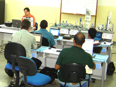 Robô industrial para fins didáticos figura entre as novidades do laboratório do Senai da Cidade -