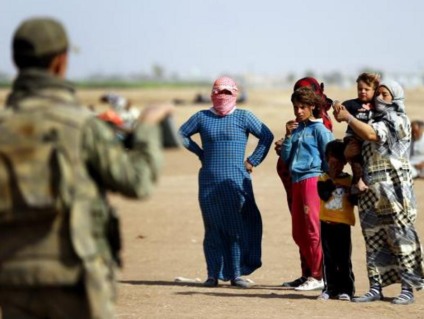 Refugiados sírios aguardam na fronteira com a Turquia para fugir dos ataques do Estado Islâmico  - EPA/Sedat Suna/Agência Lusa