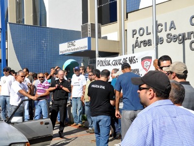 Policiais civis estão concentrados em frente à delegacia do centro de Campo Grande -