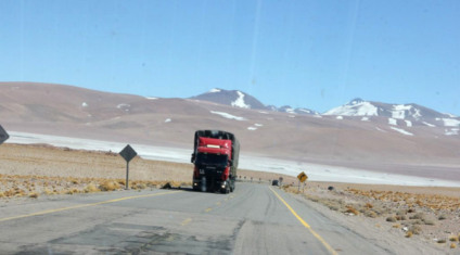 Caminhão cruza as cordilheiras, entre Argentina e Chile. - Sílvio Andrade/Notícias MS