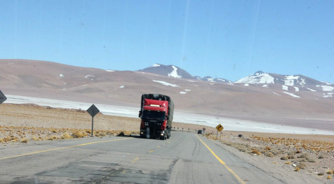 Caminhão cruza as cordilheiras, entre Argentina e Chile. - Sílvio Andrade/Notícias MS