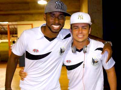 Atacante (dir.), com o meia Edenílson, não esquece a torcida do Misto -