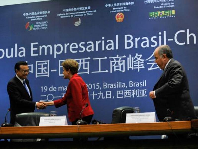 O primeiro-ministro da China, Li Keqiang, a presidenta Dilma Rousseff e o ministro do MRE, Mauro Vieira - José Cruz/Agência Brasil