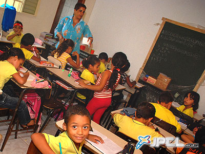 Pais reclamam que alunos estão amontoados nas salas de aula -