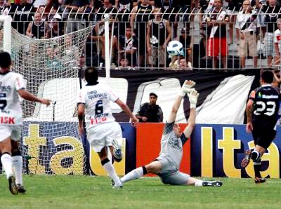 Fagner (dir.) bate e Julio Cesar tenta efetuar a defesa - Fagner (dir.) bate e Julio Cesar tenta efetuar a defesa -