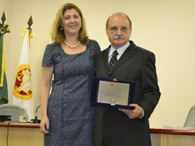 Conselheira Thais Ferraz entrega certificado de conclusão da meta II ao secretário Jacini -