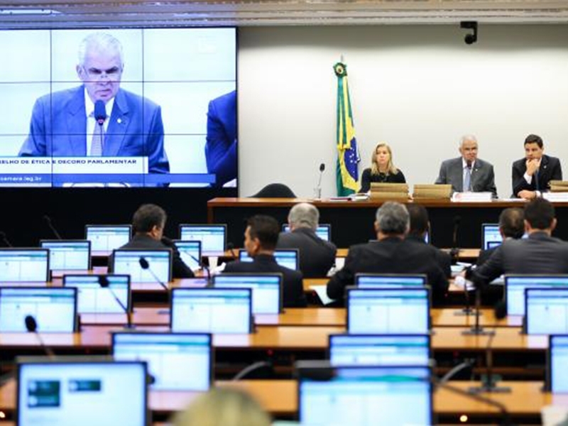 Depois de quase cinco horas de debates, o colegiado adiou para quarta-feira a decisão sobre o pedido de cassação do mandato do presidente afastado da Câmara dos Deputados Eduardo Cunha - Marcelo Camargo/Agência Brasil Depois de quase cinco horas de debates, o colegiado adiou para quarta-feira a decisão sobre o pedido de cassação do mandato do presidente afastado da Câmara dos Deputados Eduardo Cunha - Marcelo Camargo/Agência Brasil