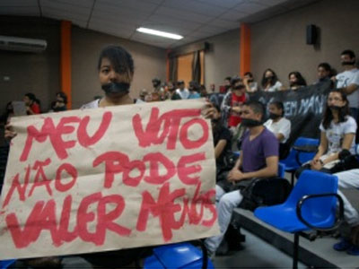 Amordaçados, alunos cobram paridade do voto -