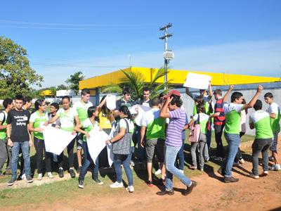 Com cartazes, estudantes pedem infraestrutura -