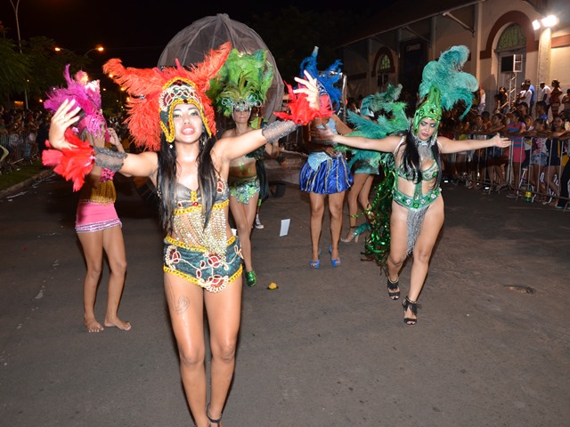 Destaques da escola de samba brilham na avenida  - Claudio Pereira 