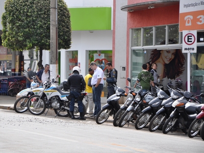 Polícia Militar fisfalizando documentação de veículos - Polícia Militar fisfalizando documentação de veículos -
