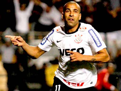 Sheik comemora no Pacaembu um dos gols da vitória corintiana nesta quarta -