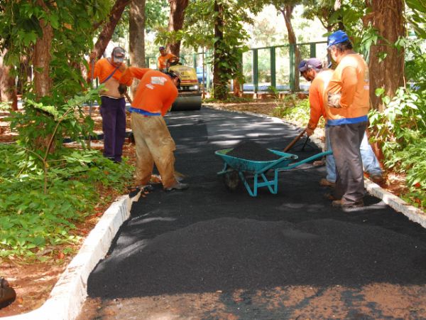 Em torno de 12 funcionários da prefeitura trabalham desde a última segunda-feira (27) no processo de recapeamento dos 700 metros de pista de caminhada -