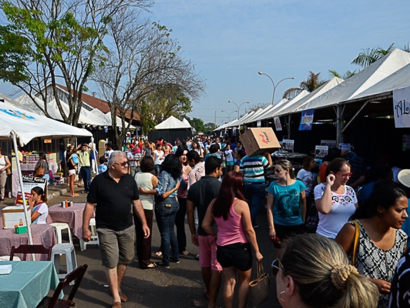 1ª Feira Queima de Estoque da ACI/TL atraiu centenas de consumidores - Divulgação