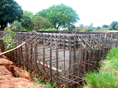 Canteiro de obras e até um trator da Engecon Engenharia continuam no local desde a paralisação das obras -