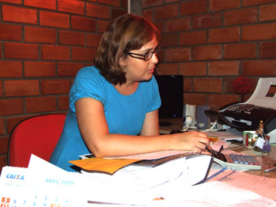 A coodernadora dos cursos Jociane Bastos explica os objetivos do Centro Salesiano -