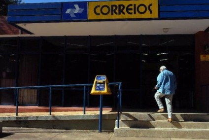 A correção das tarifas, como as de entrega de cartas e telegramas, será de 8,89% e ajudará a diminuir o déficit no orçamento da estatal, que deve chegar a R$ 2 bilhões até o fim do ano - Marcello Casal Jr/Agência Brasil